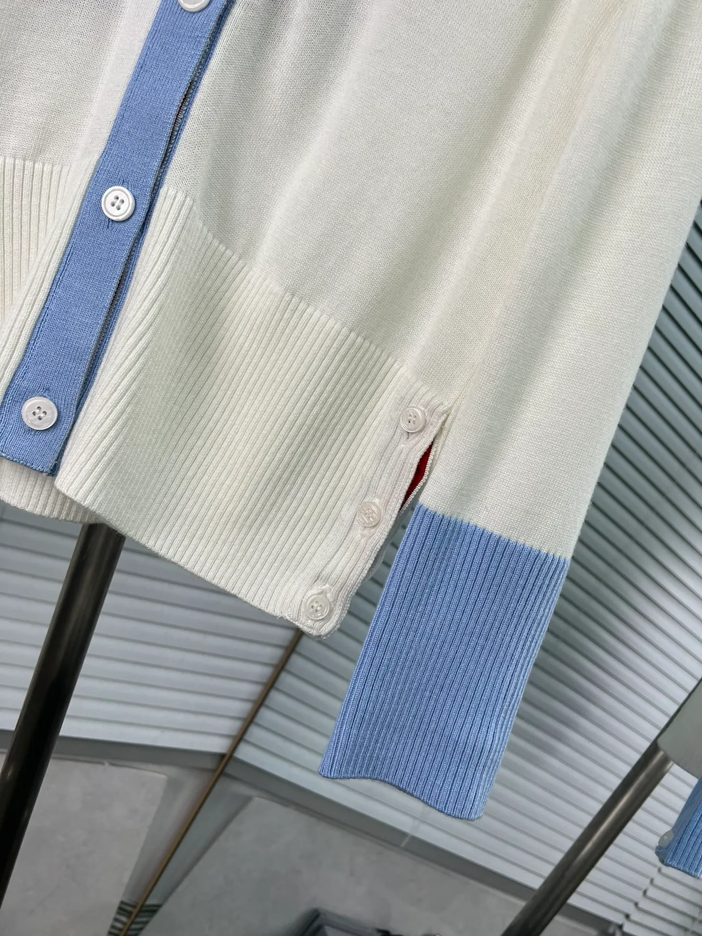 THOM BROWNE🇳🇱New Arrival V ， ；Classic ， ； ， ； ， Quality ； ， - ** ：** V - ** ：** - ** : **Light Blue White - **Sizes: **0.1.2.（S.M.L）